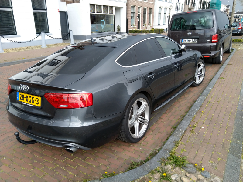 dis a nice car... would not mind having it at all